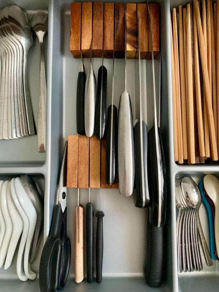Storing-knives-in-a-drawer