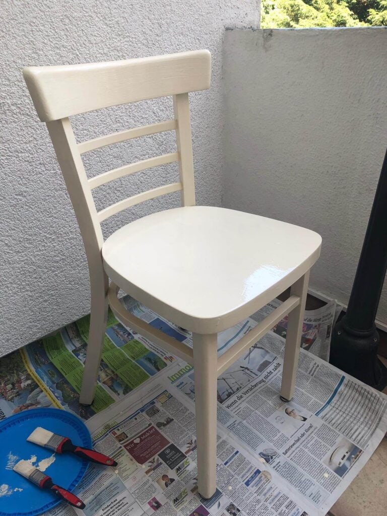 Easy-guide-painting-old-wooden-chair